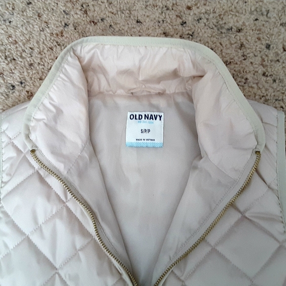 Old Navy Quilted Puffer Vest in Cream BNWOT - Picture 3 of 5